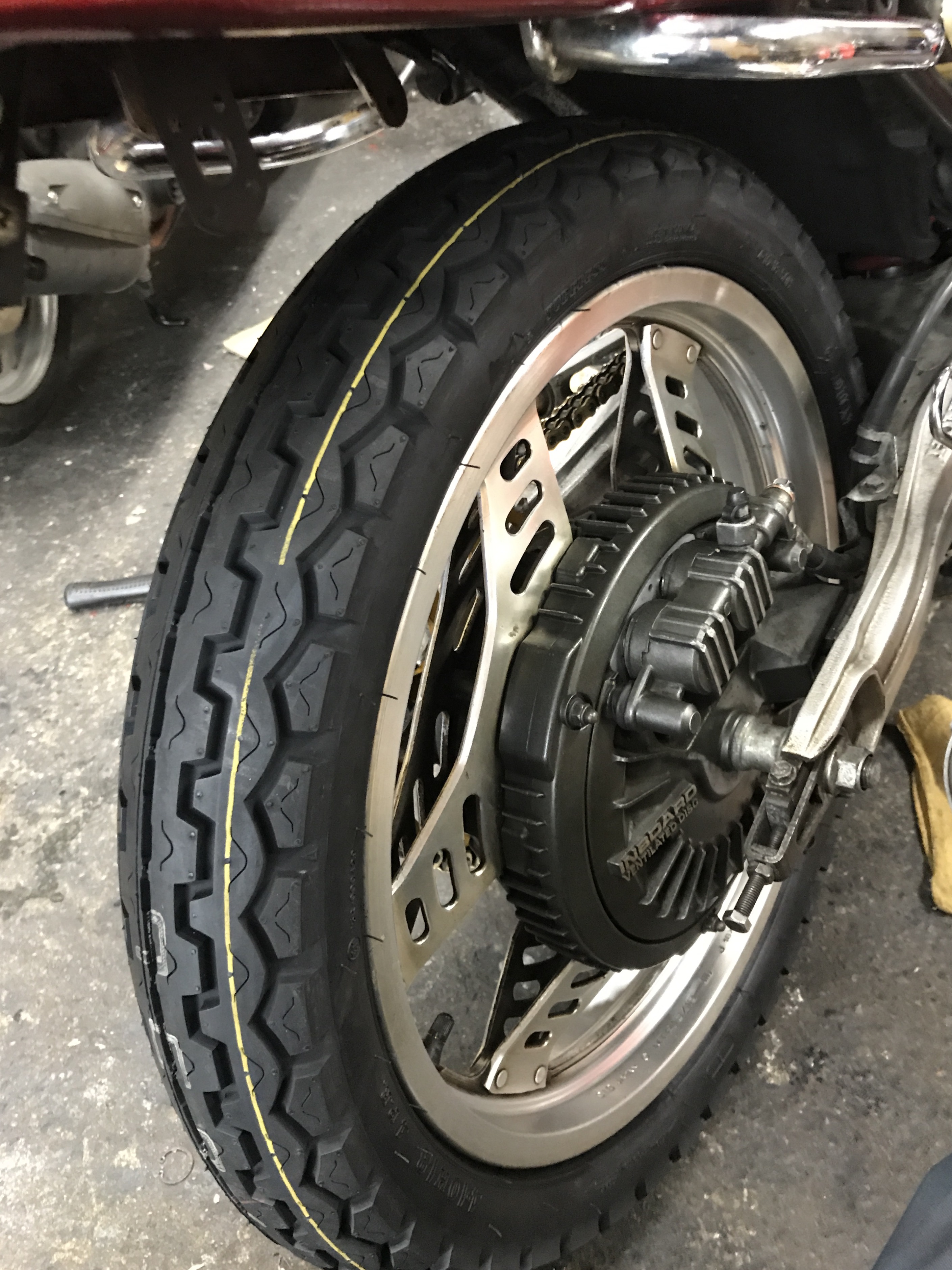 ホンダＣＢＸ４００Ｆ】ブレーキ修理、タイヤ交換 ｜ 足立区のバイク 